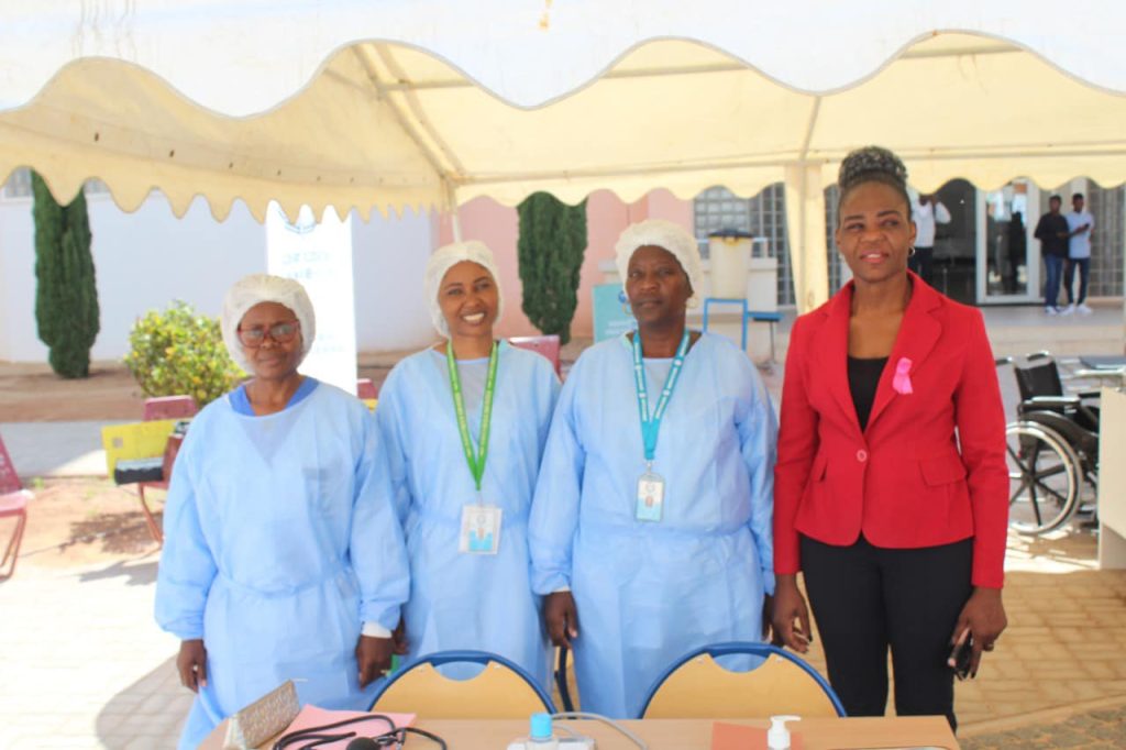 A Clínica do Porto do Namibe, marca presença na Feira de Saúde e bem estar desde a manhã de hoje, Segunda Feira, 31 de Outubro respondendo assim o convite formulado pela Comissão Instaladora da Reitoria da Universidade do Namibe.