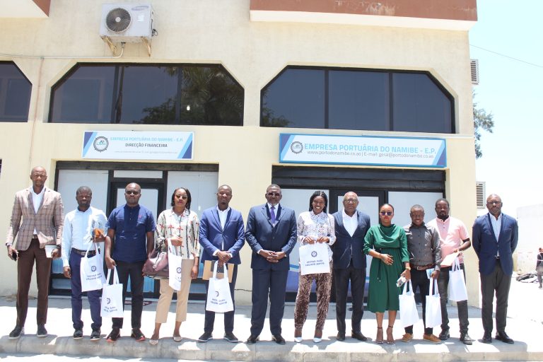 MEMBROS DO SECRETARIADO PROVINCIAL DA JMPLA LOCAL VISITA INSTALAÇÕES DA EMPRESA PORTUÁRIA DO NAMIBE