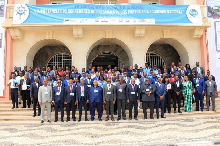 Mais de 100 delegados das destintas empresas que compõem a Associação dos Portos de Angola - APANG, debateram sobre a Importância dos Corredores no Crescimento dos Portos e da Economia